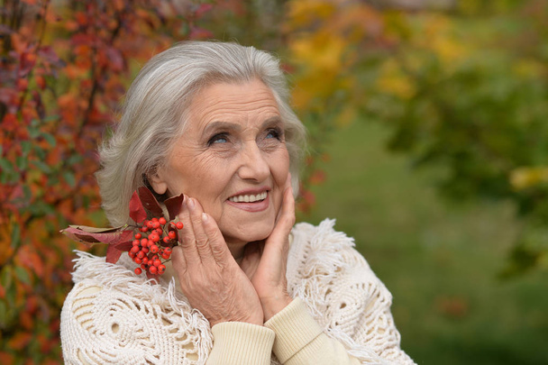 woman posing with berries - Foto, Bild