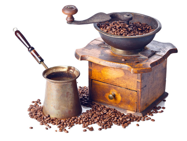 Öreg kávédaráló, kávéfőző és szemes kávé - Fotó, kép