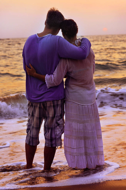 pareja abrazándose en la orilla del mar
 - Foto, imagen