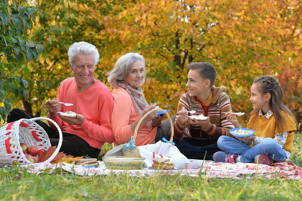 Familie beim Picknick im Herbst - Foto, Bild