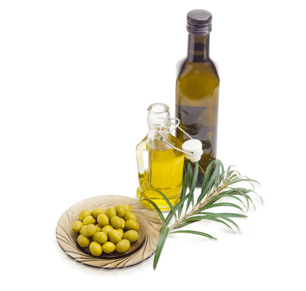 Zelené olivy, dvě lahve olivového oleje a olivovou ratolestí - Fotografie, Obrázek