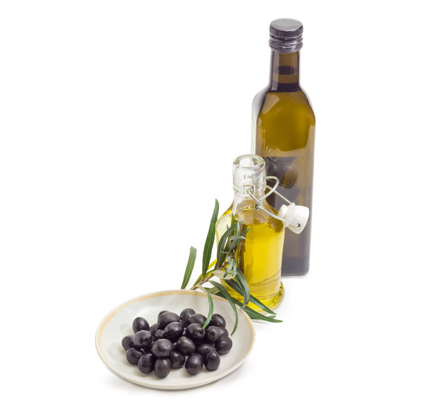 Olives noires, deux bouteilles d'huile d'olive et de branche d'olive
 - Photo, image