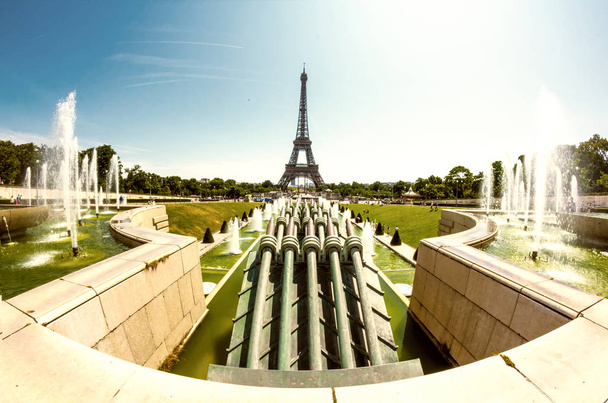 Эйфелева башня с фонтанами, Париж, Франция
 - Фото, изображение