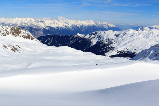 Горная панорама со снегом и голубым небом зимой в Штубайских Альпах, Австрия
 - Фото, изображение