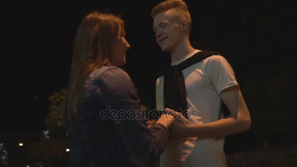 Young couple talking - Záběry, video
