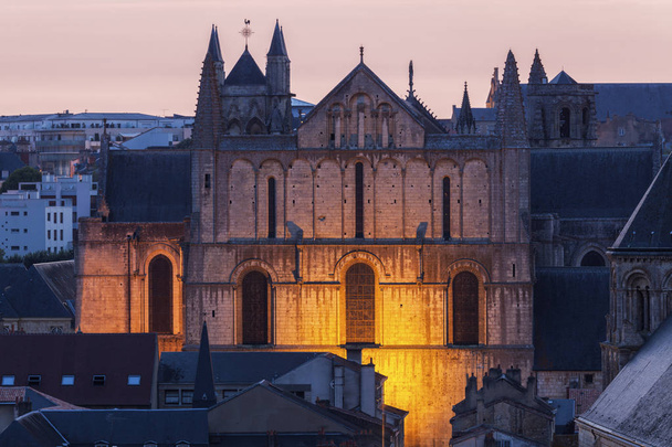 Panorama van Poitiers met kathedraal van Saint Peter  - Foto, afbeelding