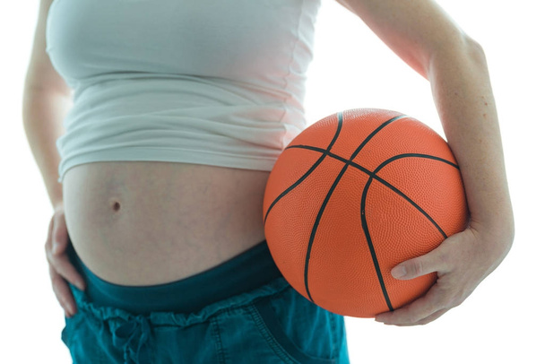 Pregnant woman with basketball - Foto, imagen