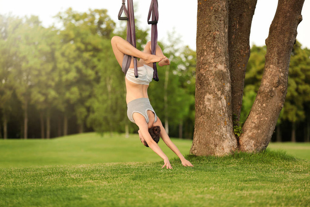 Mujer practicando yoga aéreo  - Foto, imagen