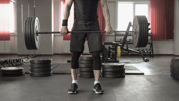 gros plan de l'athlète homme faisant l'exercice de haltérophilie dans la salle de gym
 - Photo, image