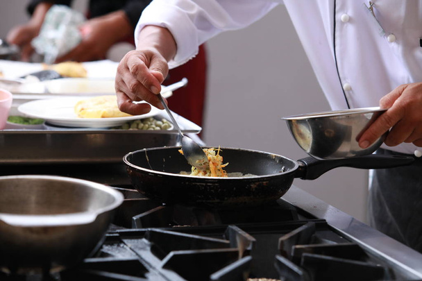 Kokki ravintolan keittiössä ruoanlaitto, Thai Chef
. - Valokuva, kuva