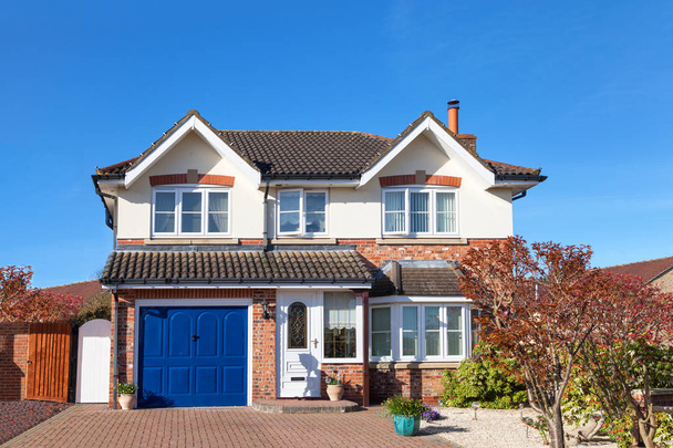 Élégante maison anglaise avec porte de garage bleue
 - Photo, image