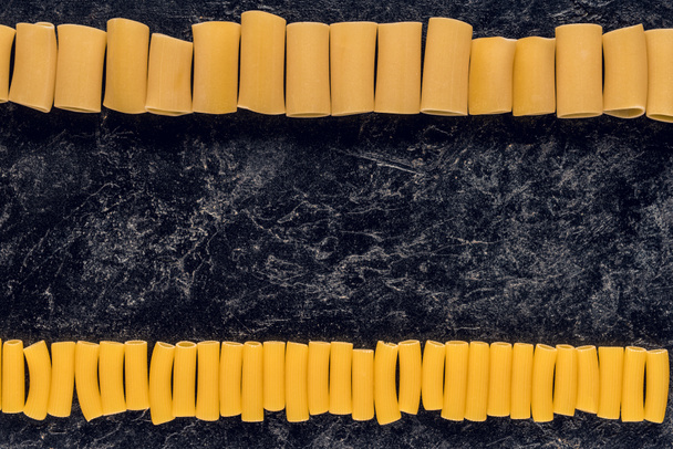 ruwe pasta in rijen - Foto, afbeelding