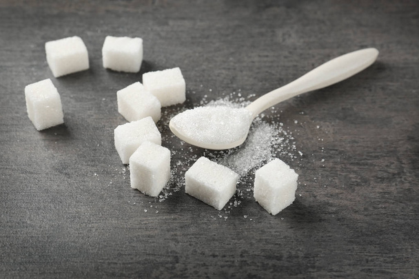 Açúcar branco refinado sobre mesa cinzenta
 - Foto, Imagem