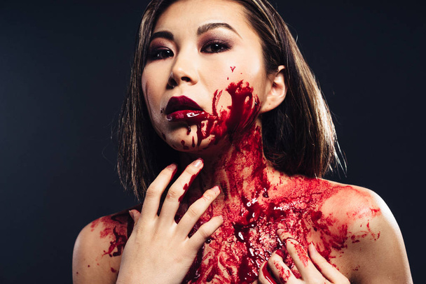 girl in blood makeup - Foto, afbeelding