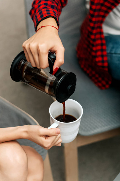  hands pouring coffee into cup - Φωτογραφία, εικόνα