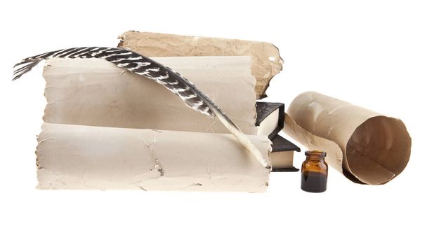 Vieux papier et plume d'oie isolés sur fond blanc
 - Photo, image