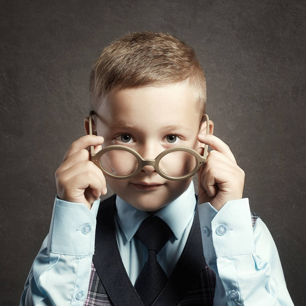 vicces gyerek szemüveget és a gyerekek siut.genius - Fotó, kép