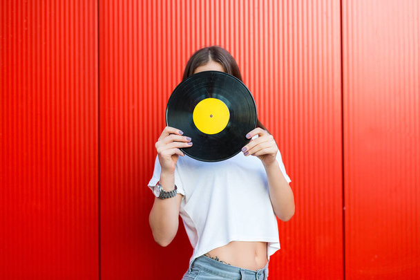 Woman holding a vinyl record - Foto, imagen