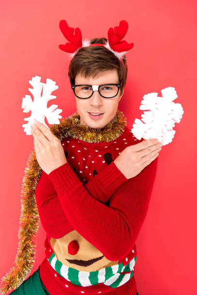 Mann im Pullover mit dekorativen Schneeflocken - Foto, Bild