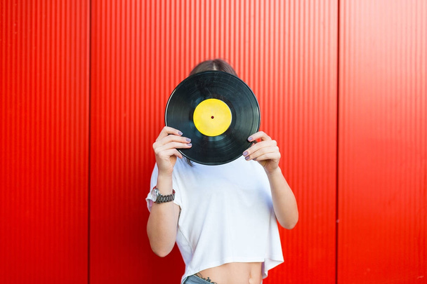 Woman holding a vinyl record - Foto, Bild