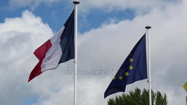 Όμορφη γαλλική σημαία μιας Ευρωπαϊκής πνέει στον άνεμο - Πλάνα, βίντεο