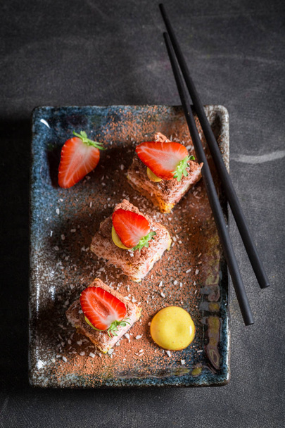 Fresh sweet sushi with cinnamon and chocolate - Foto, Imagem
