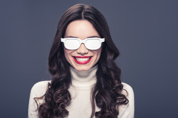 Mujer sonriente en gafas de sol blancas
 - Foto, Imagen