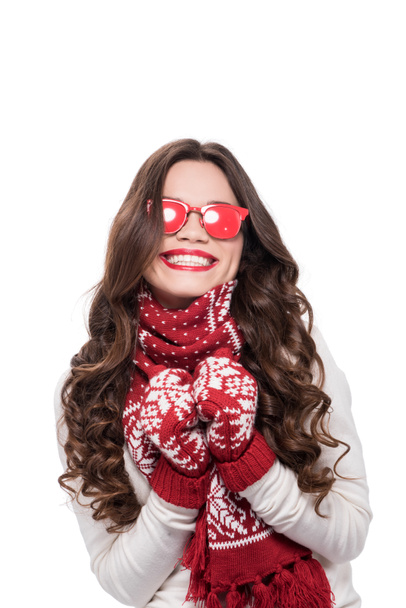 mujer en traje de invierno y gafas de sol rojas
 - Foto, Imagen