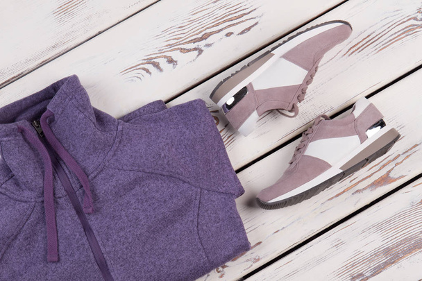 紫色のジップアップ セーターとスニーカー - 写真・画像