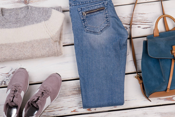 Camisola de malha e jeans simples
 - Foto, Imagem