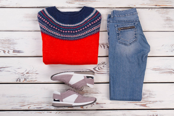Camisola de lã, jeans e tênis
 - Foto, Imagem