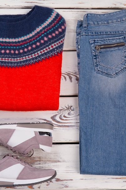 Camisola artesanal, jeans e tênis
 - Foto, Imagem