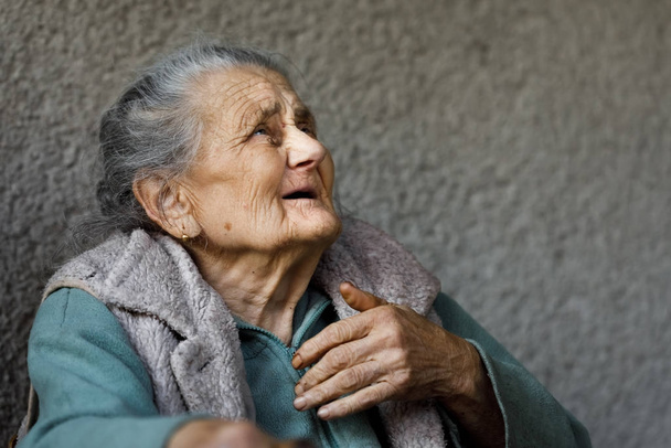 Egy nagyon régi ráncos nő portréja - Fotó, kép