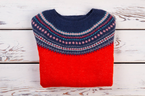 Складений червоний вовняний светр
 - Фото, зображення
