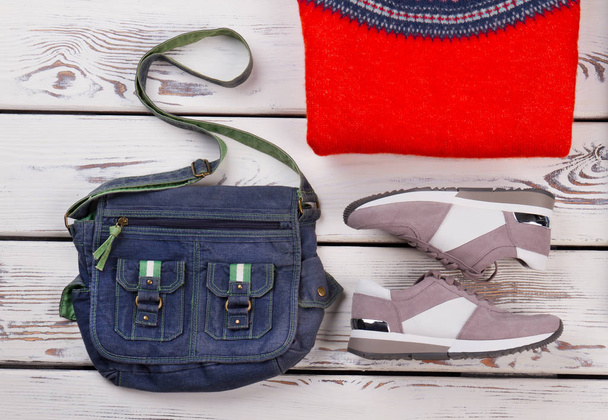Omuz çantası, spor ayakkabı ve jumper - Fotoğraf, Görsel