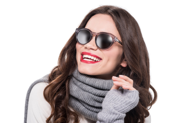Χαμογελαστή γυναίκα που φοράει μοντέρνα γυαλιά ηλίου - Φωτογραφία, εικόνα