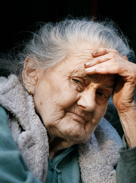 Porträt einer sehr alten faltigen Frau - Foto, Bild
