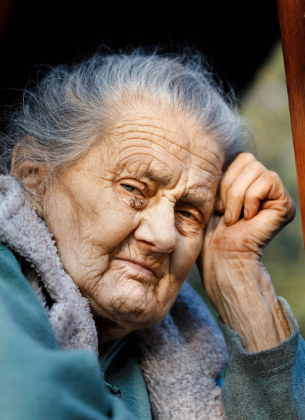 Portret van een zeer oude gerimpeld vrouw - Foto, afbeelding
