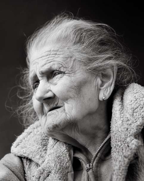 Portrait d'une très vieille femme ridée
 - Photo, image