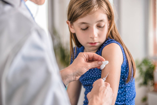 Pediatric giving vaccine in arm - Foto, immagini