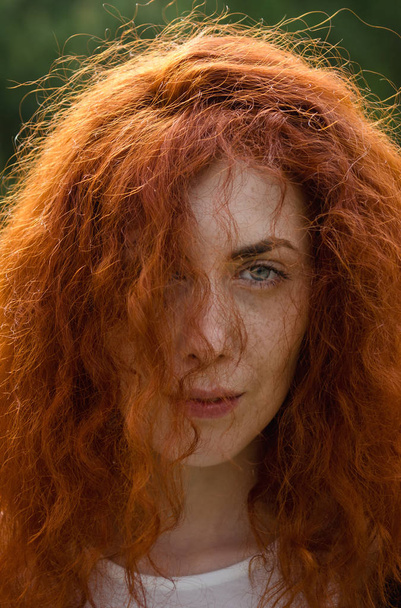 Redhead Woman Nature Portrait. - Φωτογραφία, εικόνα