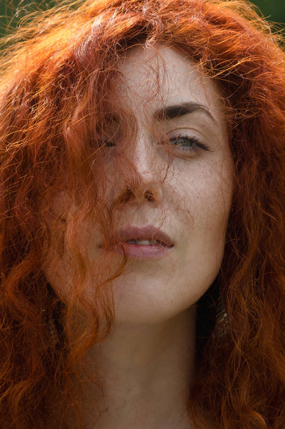 Kızıl saçlı kadın doğa portresi. - Fotoğraf, Görsel