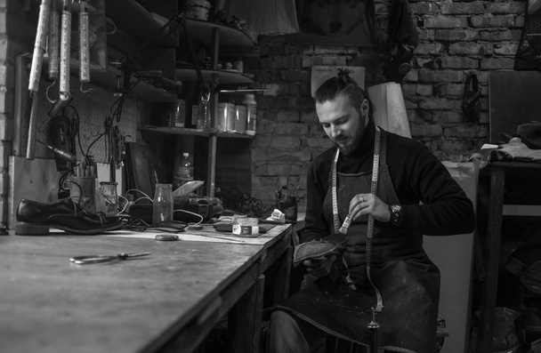 Mannelijke schoenmaker aan het werk  - Foto, afbeelding