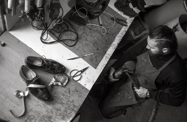 masculino sapato fabricante trabalho  - Foto, Imagem