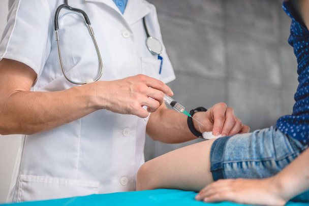 médico dando vacina menina tiro
 - Foto, Imagem