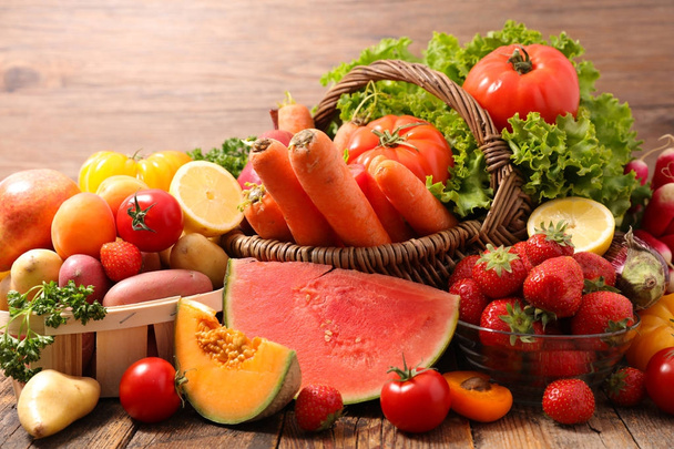 frutas e legumes em cesto
  - Foto, Imagem