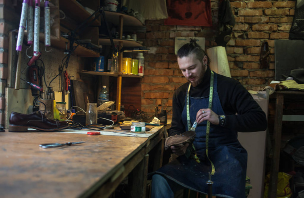 Fabricantes de calzado masculino que trabajan  - Foto, imagen