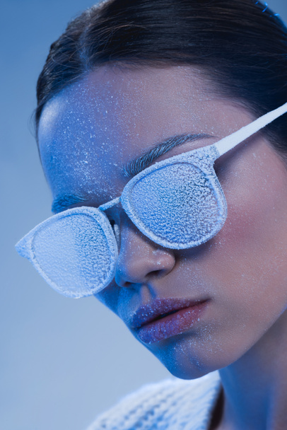 woman in sunglasses covered in frost - Foto, imagen