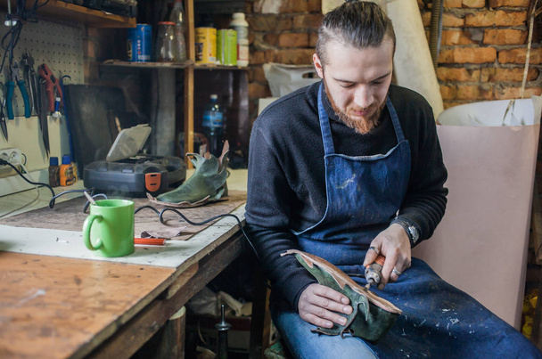 Mannelijke schoenmaker aan het werk  - Foto, afbeelding