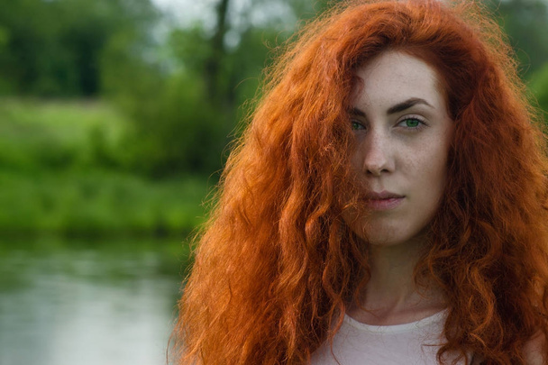 Kızıl saçlı kadın doğa portresi. - Fotoğraf, Görsel